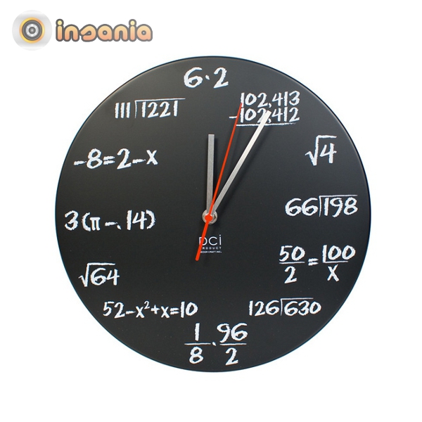 Relógio com equações de matemática